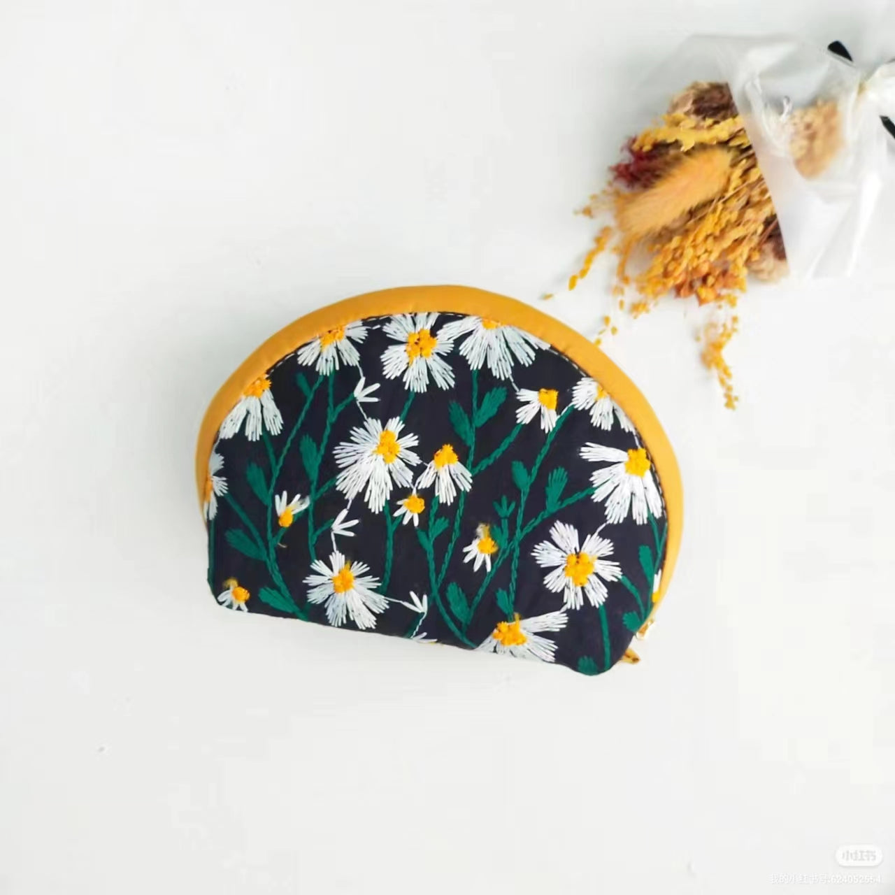 Dumpling Pouch - Embroidery Daisy